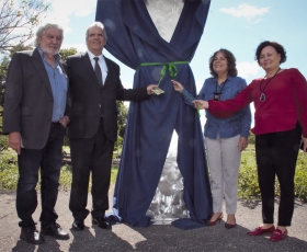 Inauguração da obra de arte "Tributo" em homenagem à Darcy Ribeiro, pelo artista cubano José Villa Soberón. Foto: Beto Monteiro/Ascom UnB. 28/04/2023